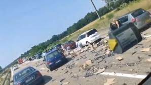 Toute l'actualité sur france bleu. Video Accident Sur L A35 Des Automobilistes S Arretent Sur L Autoroute Pour Recuperer La Marchandise