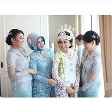 Tambahan beberapa aksesoris untuk model baju brokat biasanya diberikan untuk menambah nilai pada busana tersebut. Pin Di Gaun