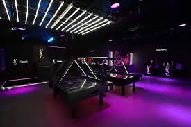 ysl圣罗兰美妆全球首家摇滚电玩城开启 暨哑光唇釉快闪店登陆北京 搜狐时尚 搜狐网 event booth simple decor