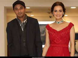 Team thappad, taapsee pannu, dia mirza and anubhav sinha arrive on the kapil sharma show to promote the film actress dia mirza met with pinkvilla and shared with us everything that's in her bag. Calm Down Guys Dia Mirza Is Not Engaged Meet The Mystery Man In Her Latest Post Hindi Movie News Times Of India