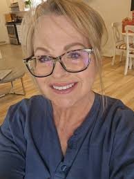 Christmas means emotion, family and beauty! 🤍 A hairstyle that completes  the magic of the holidays! ✨🎄🎁 #fblifestyle #viralreel #christmood  #christmas #romaniabeauty #reelsbeauty