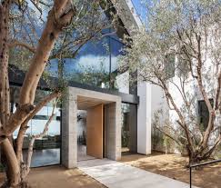 Three Gabled Volumes Form This Residence That Perches On A Cliff In The Hollywood Hills Neighbourhood Of Los In 2020 Architecture American Houses Architecture Details