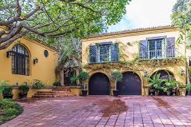 Check out khloe kardashian's calabasas home that she bought off justin bieber for $7.2 million. Keeping Up With The Kardashians Property Empire Loveproperty Com