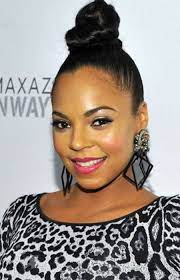 Top Knot Frisur Fur Schwarze Frauen 2019 Frisur Hochgesteckt Modische Frisuren Kurzhaarfrisuren