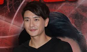 Huỳnh Tông Trạch ngượng nghịu mặc bikini