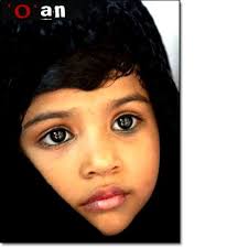 Bombay Da Cekilen Bu Portrede Ailesi Tarafindan Basina Takilan Basortusuyle Masum Masum Bakan Bir Kiz Beautiful Children Beautiful Eyes Kids Around The World