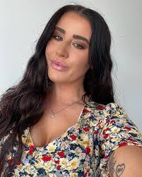 Carmen Simpson's Instagram, Twitter & Facebook