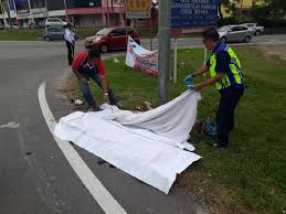 Seorang remaja lelaki maut selepas motosikal ditunggangnya bertembung dengan lori dalam kejadian di jalan 1/1 taman sri impian dekat kluang , jam 2 petang tadi. Perodua Jasin Melaka Brayat Solo