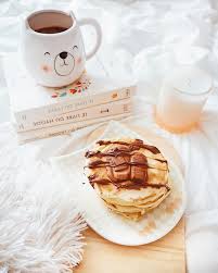 Dimanche Matin Cocooning Petit Dejeuner Pancakes Et Chocolat Chaud Bougie Livres Cosy Hygge Lagom Peti Petit Dejeuner Dimanche Matin Chocolat Chaud