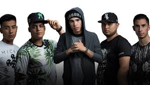 Un cineasta regresa a casa para celebrar con su novia el estreno de su película, que le augura un potencial éxito de crítica e ingresos en taquilla. How Trap Met Corrido The Fusion Genre Taking Over Mexico Spotify