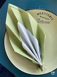 Pliage serviette 2 couleur pliage serviette 2 couleurs. Un Pliage De Serviette En Feuille D Arbre Bi Colore Vaisselle Jetable Discount