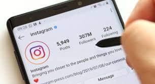 When selecting a photo rather than taking one, you can select multiple photos by tapping the overlapping squares on the right side of the screen and then tapping up to nine more photos to post at once. Cara Kembalikan Akun Instagram Saat Kena Hack