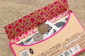 大きめのレシートやお札も入ります 千円札以外は折らないと入りません チョコレートの箱 ザチョコレート 手作り封筒