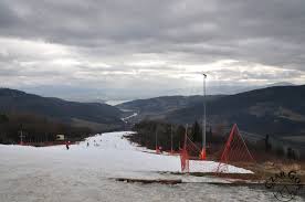 Charakteryzuje się najniższymi temperaturami powietrza w skali roku, umiarkowaną ilością opadu atmosferycznego, zazwyczaj zestaloną (zamarzniętą) formą opadu i osadu atmosferycznego. Gora Zar Z Przeleczy Kocierskiej Czar Gor Blog Gorski