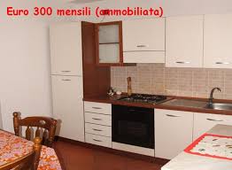 La casa si trova al piano primo ed è composta da cucina autonoma, soggiorno, 2 camere matrimoniali, camera con 3 lettini + bagno + lavanderia che funge da secondo bagno + balconi. Affitti Lungo Periodo In Sicilia Capo D Orlando Rocca Di Capri Leone