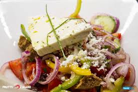 Kanoyme Th Diafora Pros8etontas Sthn Paradosiakh Xwriatikh Salata Krhtiko Ntako Poy Synodeyei 8espesia Toso Th Feta Cuisine Gastronomy Fish And Meat