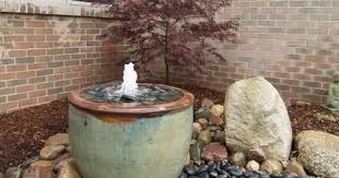 Kleiner Gartenbrunnen Aus Keramik Im Steingarten Brunnen Garten Wasserspiel Garten Gartenbrunnen