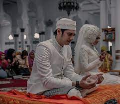 Kupaksa nenek jadi pengemis (2017). Antagonis Di Suara Hati Istri 10 Potret Teuku Mirza Yang Family Man