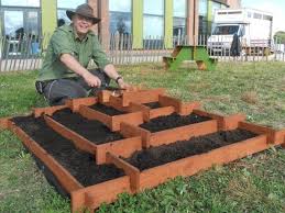 21 Genius Diy Pallet Projects Palette Jardin Lit De Jardin Plates Bandes De Jardinage Surelevees