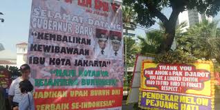 Walaupun saya berikan secara gratis file mentahnya, mohon sekiranya untuk sertakan sumber dari blog ini jika anda ingin membagikan ke sosial media atau ke blog pribadi anda. Spanduk Selamat Datang Gubernur Baru Dekat Karangan Bunga Ahok Djarot