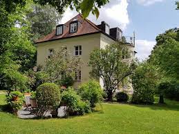 Housing scout was founded in 2012 by richie gill, morgan gill and bobby cave. Jetzt Schnell Zugreifen Charmantes Altbau Mehrfamilienhaus Mit Zusatzlicher Baumoglichkeit Altbau Familien Haus Altbau Villa