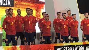 La cadena pública descarta así realizar una preselección televisada que tome el relevo de 'operación triunfo', cuya próxima edición está prevista. Presentada La Nueva Camiseta De Espana Para La Euro Con Division De La Aficion