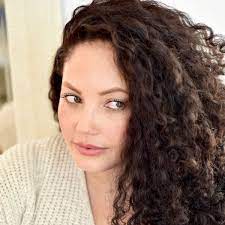 In other words, you should probably refrain from shampooing your hair everyday. 7 Experts Share Their Secrets For Awesome Curly Hair Verily