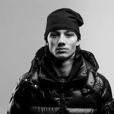Svenske frej larsson er aktuell med sin nye singel f.p.p.m, men valgte å fremføre låten narkotika live i studio da han gjestet. Frej Larsson Musik Videor Statistik Och Foton Last Fm