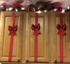 We've collected 10 smart solutions for easy decor and stylish storage. I Do The Whole Lighted Decorated Garland Above My Kitchen Cabinets But I Never Thought To Do Ribbon On Th Indoor Christmas Christmas Decorations Christmas Diy