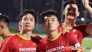 (techz.vn) hào hứng chia sẻ bức ảnh chụp cùng người đàn em hà đức chinh lên facebook, thủ quân đt việt nam quế ngọc hải bị fan bóc phốt quá khứ trẻ trâu. M99vkrhybh 6um