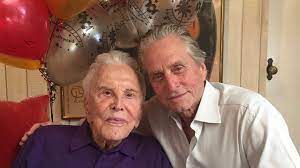 Vote for most stylish men 2021 at be global fashion network. Am Todestag Michael Douglas Scherzt Uber Seinen Vater Kirk Promiflash De