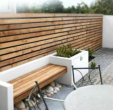 Sichtschutz Holz Und Holz Gartenbank Beton Pflanzkubel Kleine Terrasse Design Moderne Gartenentwurfe Gartengestaltung