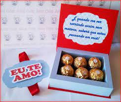 Você pode comprar um livro novo do autor favorito da pessoa e incrementar com um pacotinho cheio de chocolates. Caixa Eu Te Amo Para Bombons Ideal Para 6 Ferrero Rocher Nao Acompanha Os Bombons Caixinha Surpresa Surpresa Para Namorado Simples Surpresas Para Namorado
