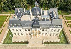 Le Chateau Louis Xiv Situated On 57 Acres Of Land Between Versailles And Marly Le Roi In France 50 000 Sq Ft 10 Br French Chateau Chateau Louis Chateau