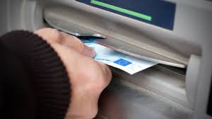 Logiciels pour appareils automatiques de distribution et de collecte d'argent, distributeurs automatiques de billets, appareils selon le système actuel, les espèces peuvent être retirées dans des distributeurs automatiques; Banque Plus De 2 000 Distributeurs De Billets Supprimes En Un An