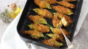 Come i ciurilli napoletani o le frittelle di fiori di zucca nella versione calabra. Fiori Di Zucca Ripieni Al Forno In Pastella Ricetta Vegan Ricettevegolose