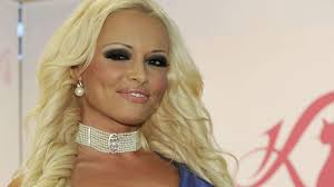 Nach diversen modeljobs und der eröffnung ihres café katzenberger auf mallorca startete daniela katzenberger nebenbei auch noch eine gesangskarriere. Daniela Katzenberger Ihr Cafe Auf Mallorca Verargert Die Nachbarn Zu Viele Fans Stars