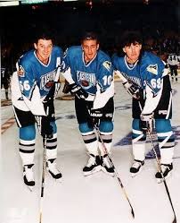 Avec une saison écourtée à 56 parties, très peu de gens auraient parié qu'il y aurait un marqueur de 100 points cette saison. Mario Lemieux Ron Francis Jaromir Jagr All Star Game Pittsburgh Penguins Hockey Nhl Players Sport Hockey