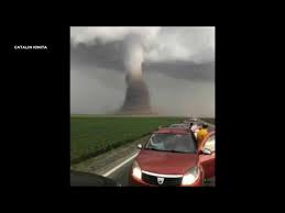 A tornado has swept through several villages in the czech republic, killing five people and leaving more than 150 others injured. Hatalmas Tornado Romaniaban Youtube