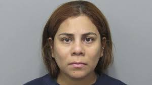 Una mujer dejó a su bebé de 16 meses sola en casa para irse de vacaciones y  la encontró muerta por inanición