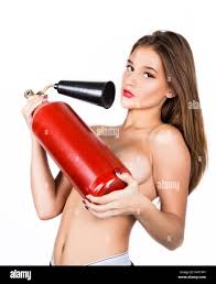 Sexy donna sensuale vigile del fuoco con un rosso estintore Foto stock -  Alamy