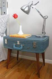 une valise devient table de chevet quand une ancienne valise rencontre des pieds de table basse cela donne une diy furniture table diy suitcase suitcase decor