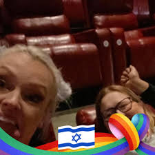 I love this bench. If you could have an hour sitting here with anyone