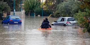 The st.lawrence river overflowed, and a flood became imminent. Au Muy Melanie Est Touchee Par Les Inondations Pour La Quatrieme Fois On Ne Peut Rien Faire