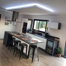 La cuisine est un espace qui est de plus en plus intégré à nos si votre cuisine est ouverte sur la pièce de vie, l'installation de l'ilot central est beaucoup plus simple. Epingle Sur Cuisine Blanche Et Grise