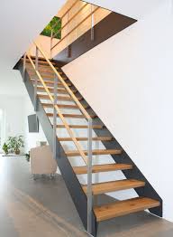 Gerade Treppe Mit Holzstufen Und Metallwangen Von Paltian Treppenbau Holzstufen Treppe Holz Treppenbau