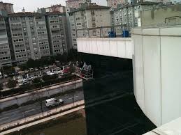 Çok hafif kurulana ile o bagsettiğim tabaka gitti, parladı, hiç iz kalmadı. Cam Temizligi Istanbul Da Cam Temizlik Sirketi Hizmetleri