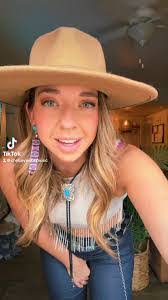 Diana Roop's Instagram, Twitter & Facebook