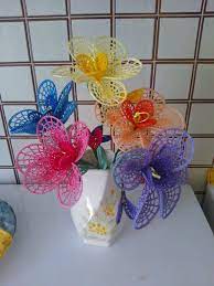 Un romanticissimo accessorio per raccogliere il bouquet di fiori, ovviamente fatto all'uncinetto. Fiori Grandi Petali Ad Uncinetto Per La Casa E Per Te Decorare Su Misshobby