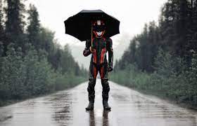motorradfahren bei regen auf die richtige kleidung kommt es an motorrad fahren fahren kraftfahrzeug